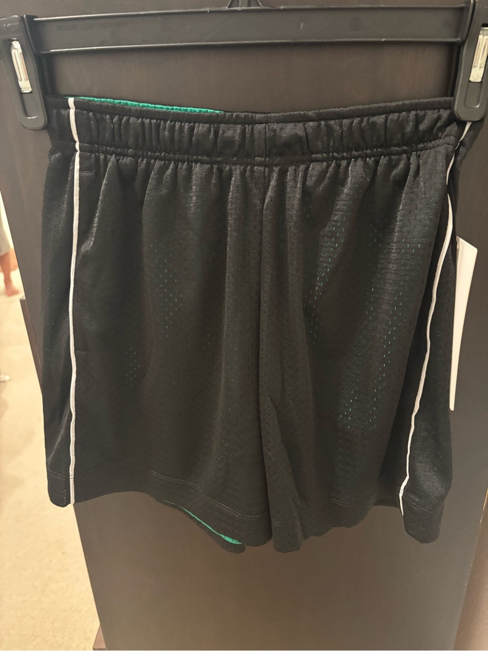 NWT Lululemon Black/ Raceway Green Athletic Mesh Mid Rise 5 inch Shorts Size XS